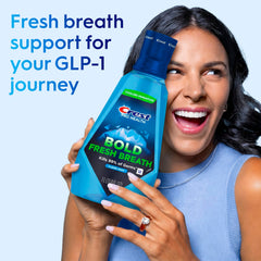 Crest persona enjuagándose después de comer, aliento fresco inmediato
