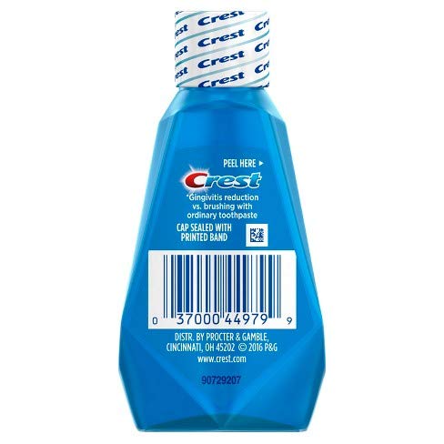 Crest botella en bolso demostrando portabilidad y conveniencia