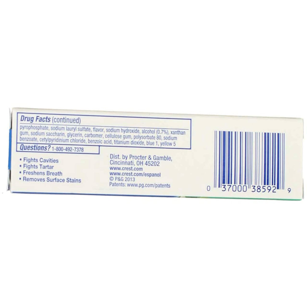 Crest pasta aplicada en cepillo para viaje mostrando uso práctico y frescura