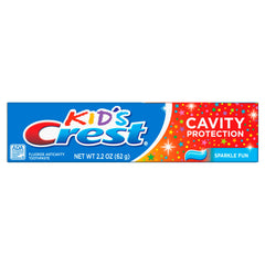 Crest familia usando la pasta en baño enfatizando hábito diario compartido