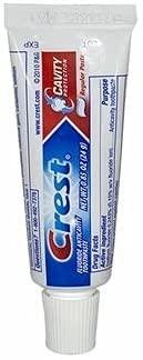 Crest pasta dental en un neceser, ideal para viajes y continuidad de rutina