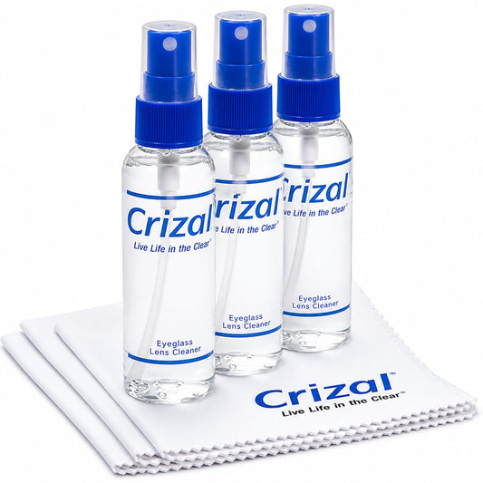 Crizal® botella y paño frente a cámara mostrando kit completo