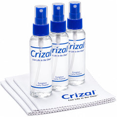 Crizal® botella y paño frente a cámara mostrando kit completo