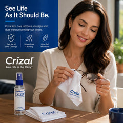 Crizal persona limpiando gafas, rapidez y protección de lentes