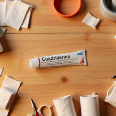Cuadriderma en botiquín doméstico listo para emergencias y primeros auxilios