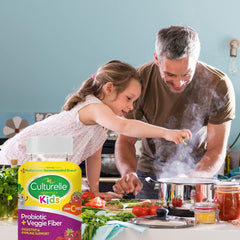 Culturelle comparación de tamaño de gomita junto a una fruta fresca
