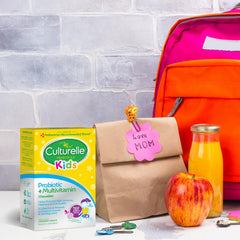 Culturelle comparación de tamaño con mano de niño, demuestra facilidad de masticación