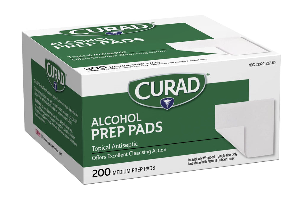 Curad almohadilla en mano limpiando piel, uso rápido y seguro