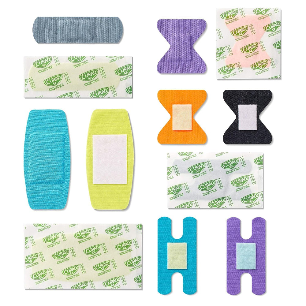 Curad mano junto a vendaje para comparar escala y cobertura precisa