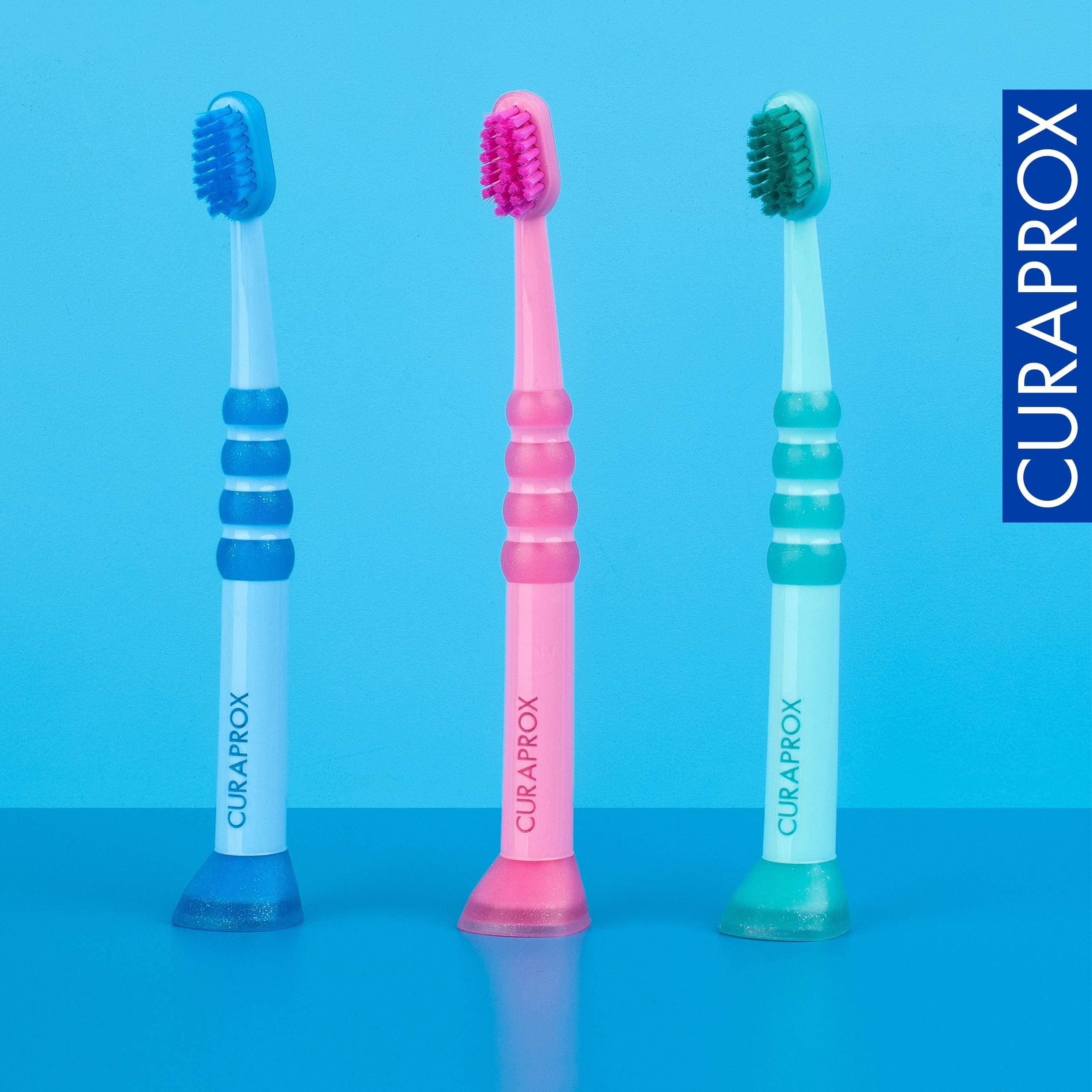 Curaprox cepillo en uso con bebé, favorece una rutina de cepillado amable