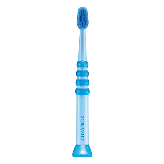 Curaprox cepillo frontal y embalaje azul mostrando suavidad y seguridad