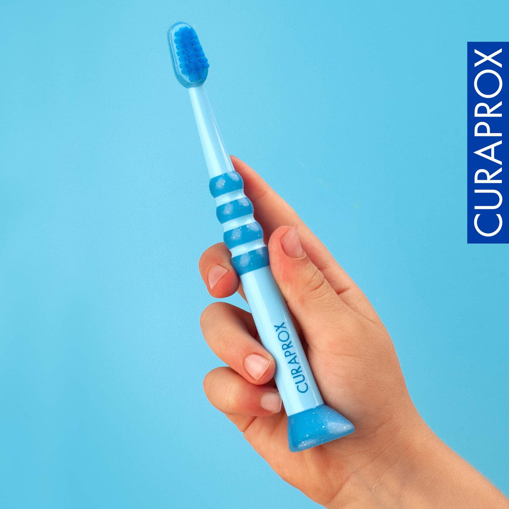 Curaprox mango ergonómico antideslizante que facilita el agarre infantil
