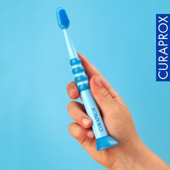 Curaprox mango ergonómico antideslizante que facilita el agarre infantil