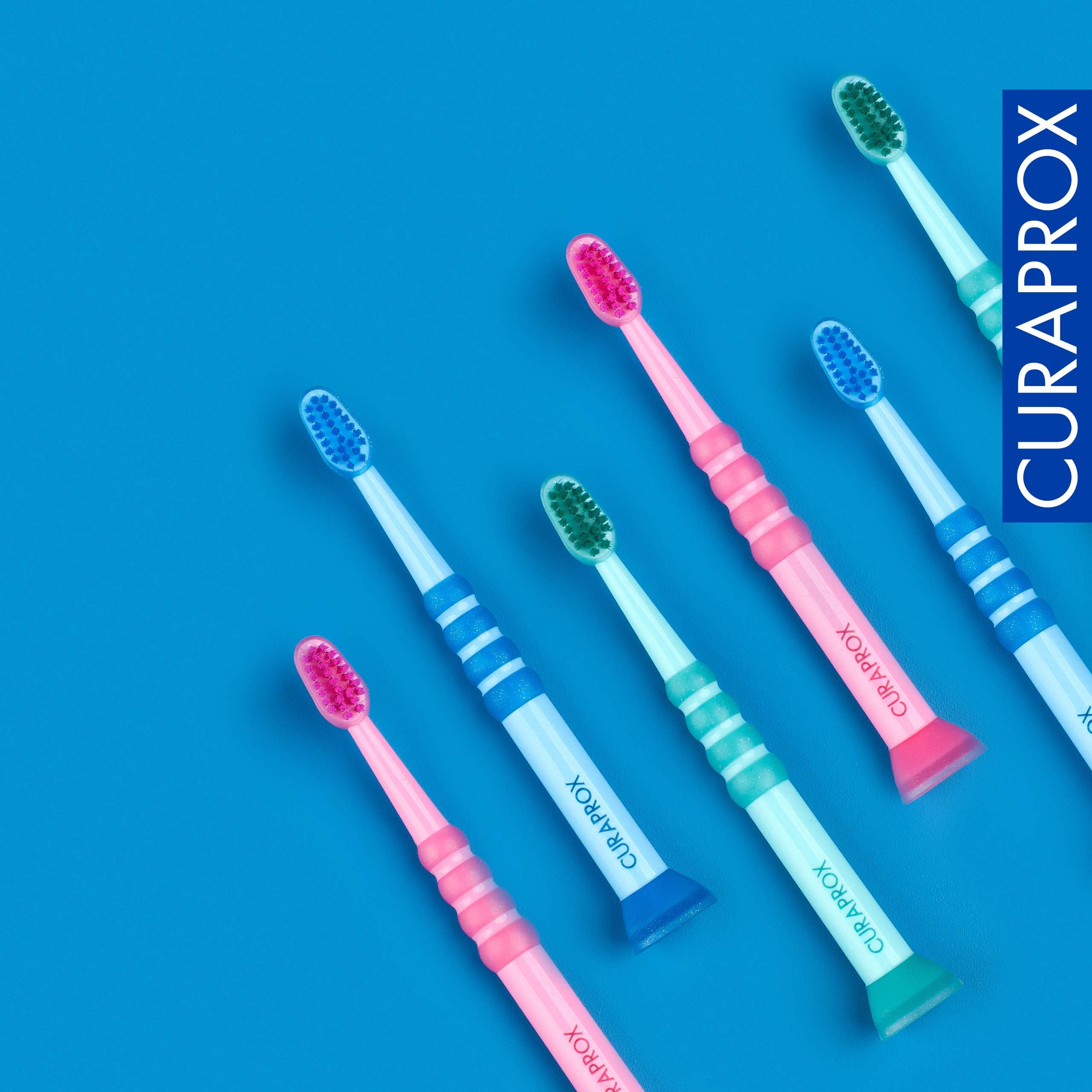 Curaprox comparación de tamaño para mostrar adecuación a bocas infantiles
