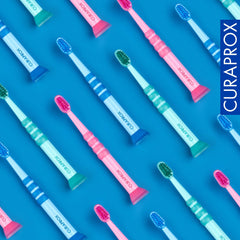 Curaprox comparación de tamaño con dedo adulto para apreciar escala