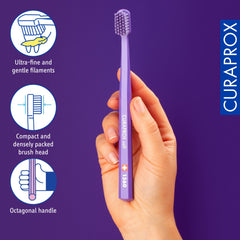 Curaprox cepillo en uso en lavabo, cuidado suave de encías