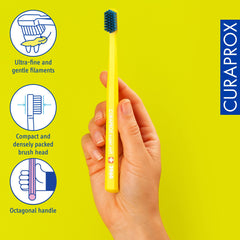 Curaprox cepillo en uso alcanzando molares y línea gingival con suavidad
