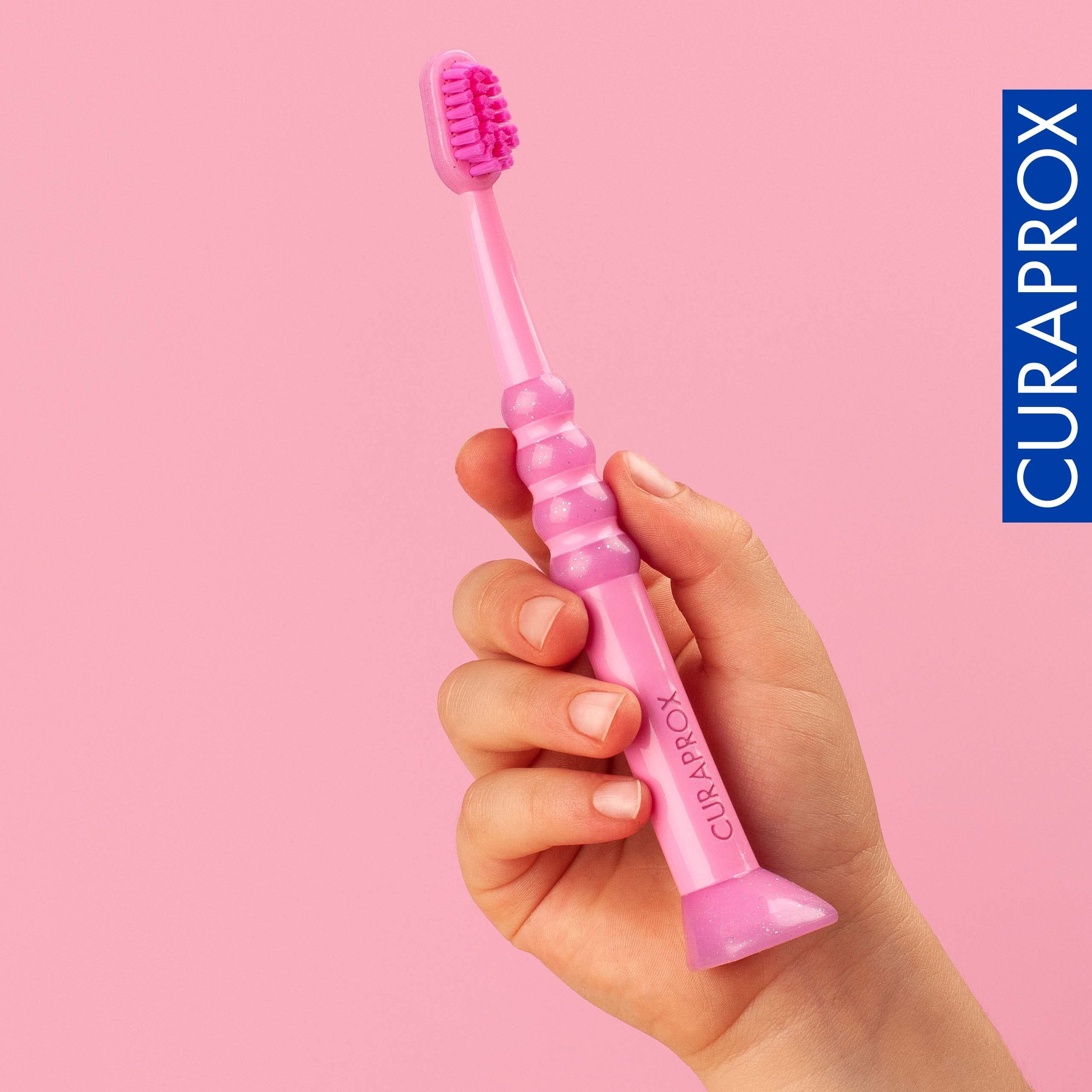 Curaprox mango antideslizante redondeado que facilita el agarre infantil