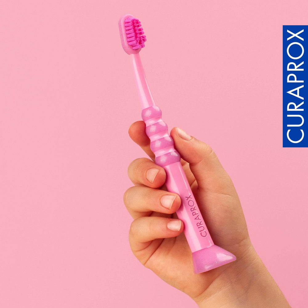 Curaprox mango antideslizante redondeado que facilita el agarre infantil