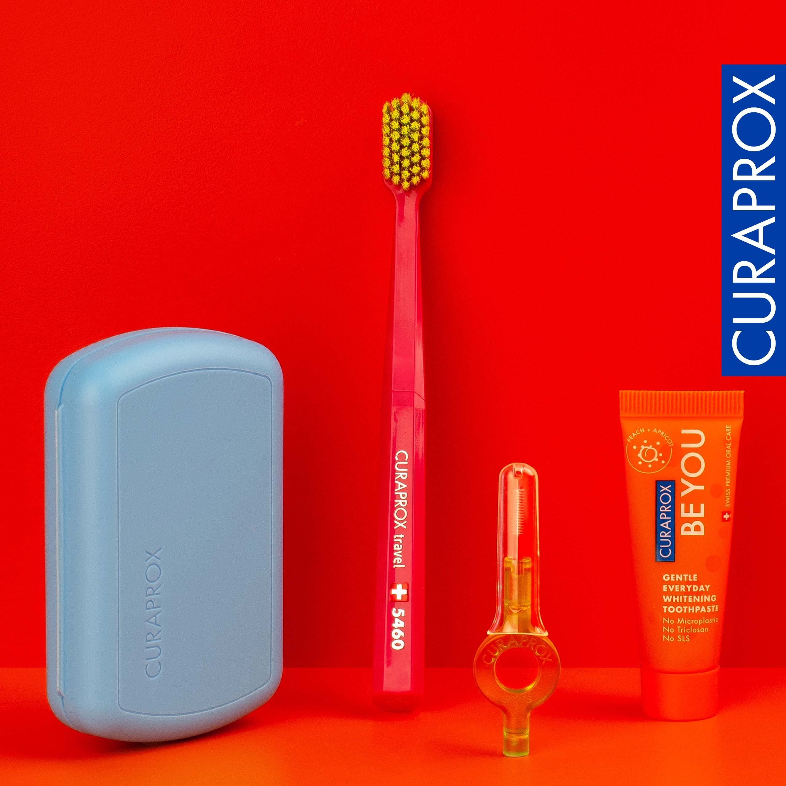 Curaprox set junto a una mano para comparar escala y ligereza