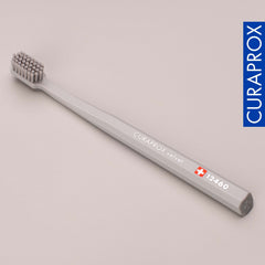 Curaprox cepillo en mano demostrando movimientos suaves y limpieza dirigida
