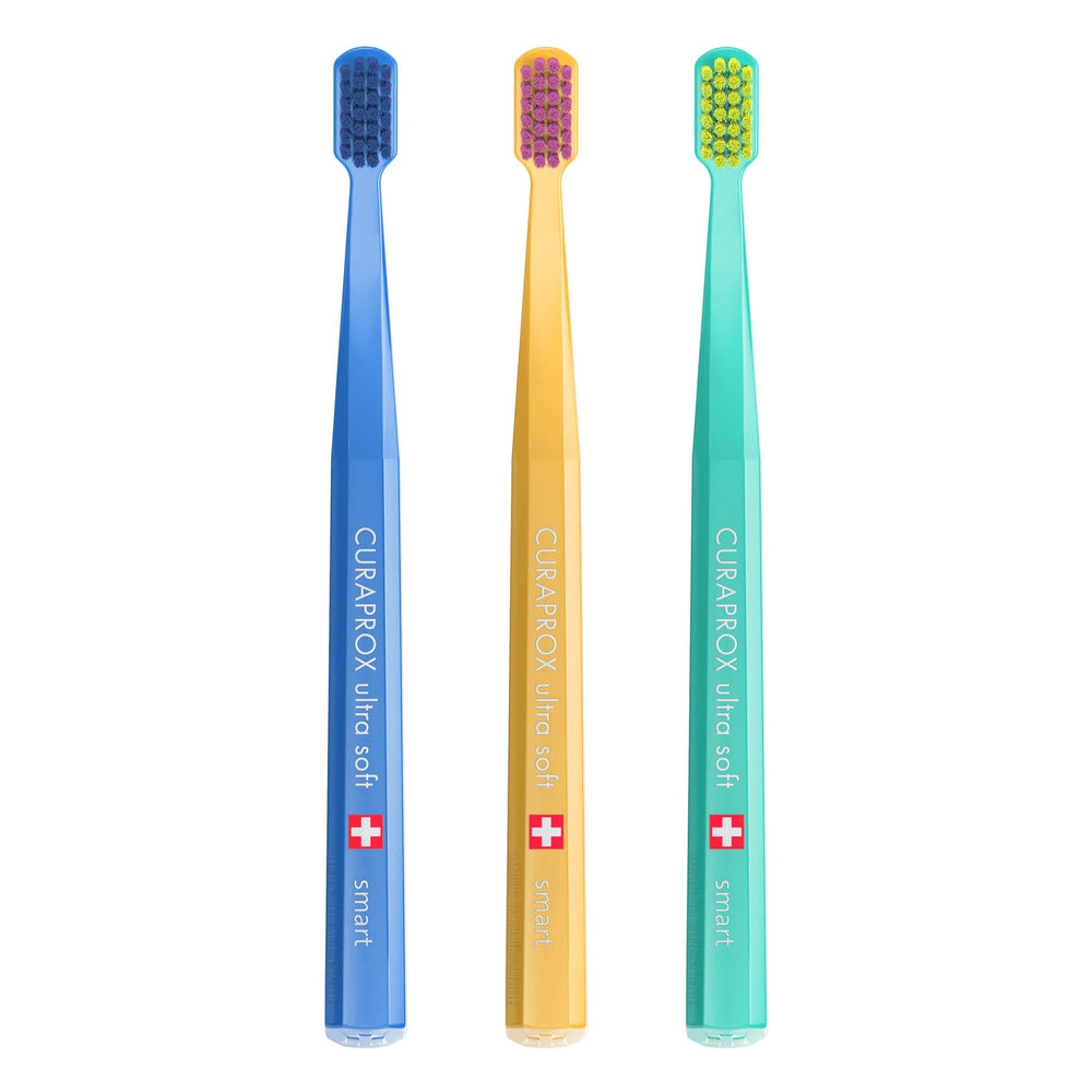 Curaprox CS Smart pack frontal mostrando tres colores y diseño compacto beneficioso
