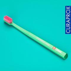 Curaprox CS12460 junto a una moneda para escala, tamaño compacto práctico