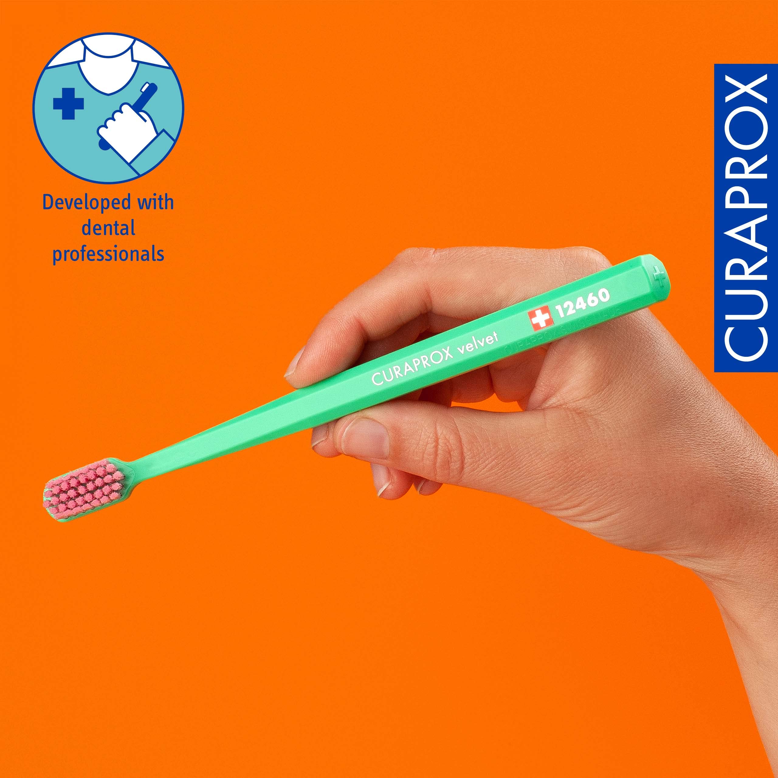 Curaprox CS12460 en uso sobre lavabo, limpieza eficaz y delicada