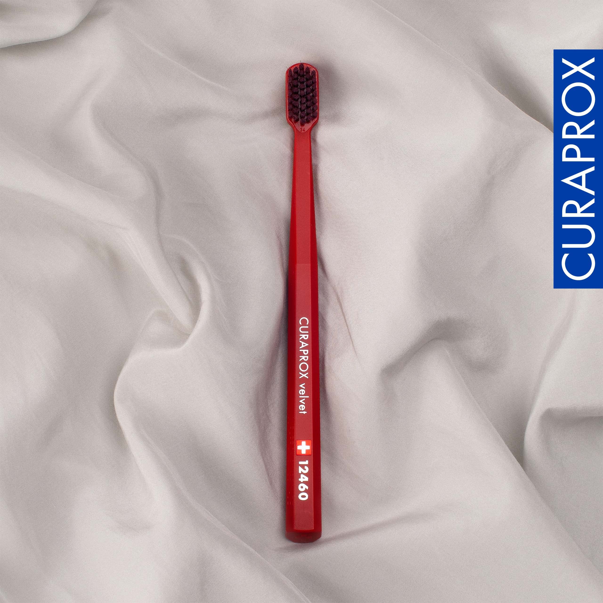 Curaprox cepillo en uso mostrando técnica suave de cepillado, beneficio: protege esmalte sensible