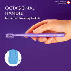 Curaprox cepillo en mano demostrando uso cómodo y controlado