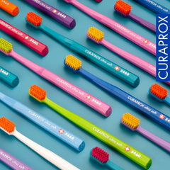 Curaprox CS 5460 en entorno de baño que inspira uso diario seguro