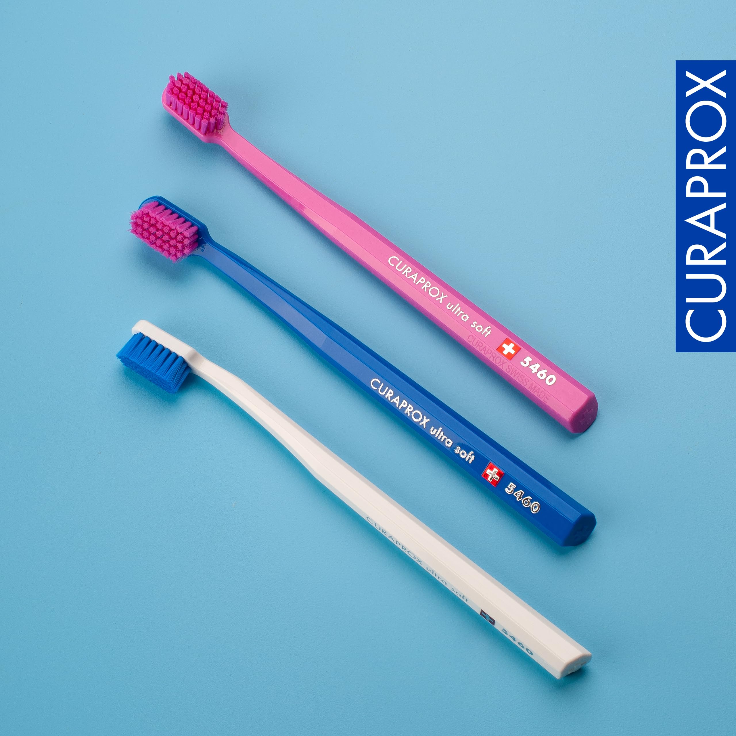 Curaprox CS 5460 persona usando el cepillo limpieza cuidadosa de la línea gingival