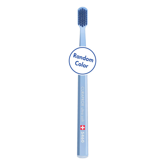 Curaprox cepillo frontal mostrando cabezal compacto y suavidad, limpieza precisa