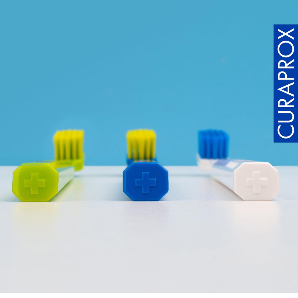Curaprox CS 5460 comparación de tamaño con un cepillo estándar para escala