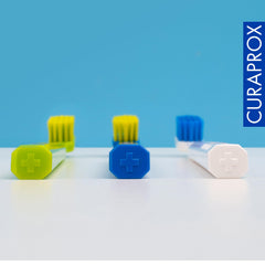Curaprox CS 5460 comparación de tamaño con un cepillo estándar para escala