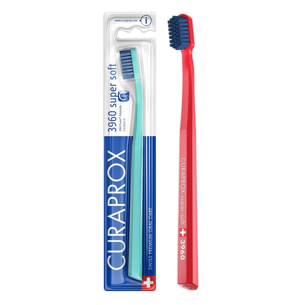 Curaprox enfoque en línea gingival demostrando cuidado delicado de encías