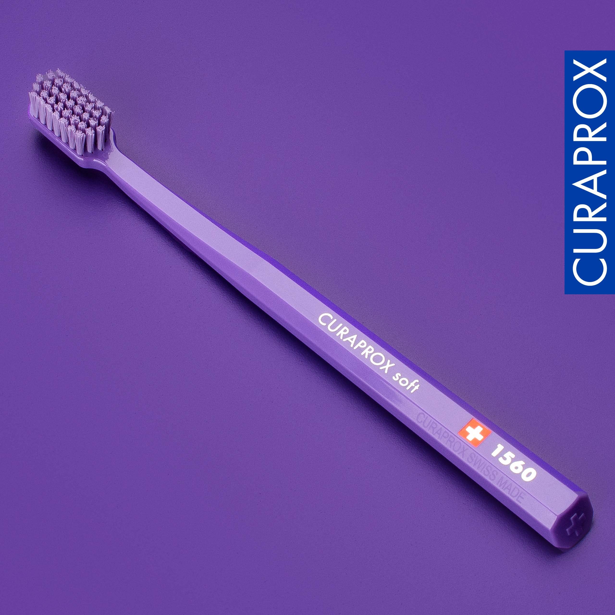 Curaprox cepillo en baño morado, diseño atractivo y práctico