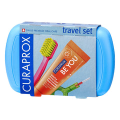 Curaprox estuche frontal azul mostrando contenido y transporte cómodo