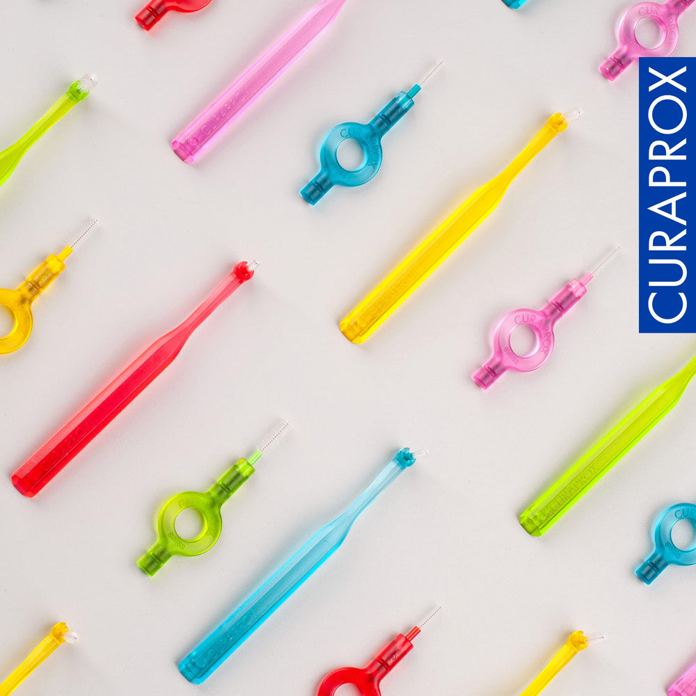 Curaprox estuche de viaje con cepillos y portacepillos en contexto lifestyle práctico
