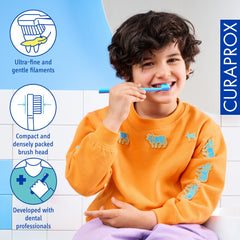 Curaprox niño cepillándose con mango ergonómico, facilita independencia y control