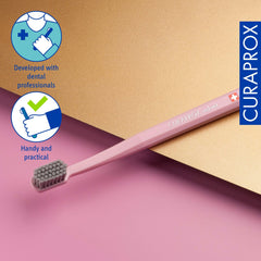 Curaprox mango octogonal en mano demostrando agarre firme y control al cepillar