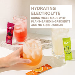 Cure Hydration comparación de tamaño con mano para visualizar porción portátil