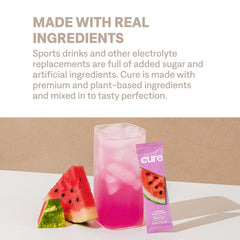 Detalle de ingredientes naturales cerca del paquete Cure Hydration, resalta origen vegetal