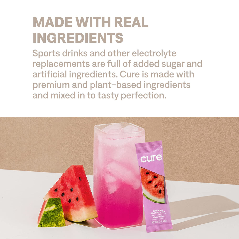 Ingredientes naturales: agua de coco y jugo real junto a sobres Cure Hydration