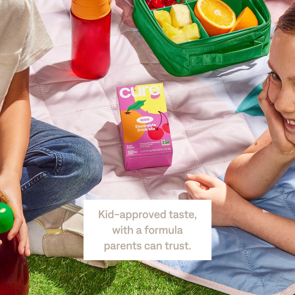 Cure Hydration sobre en mano para mostrar tamaño de viaje y conveniencia