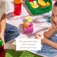 Cure Hydration sobre en mano para mostrar tamaño de viaje y conveniencia