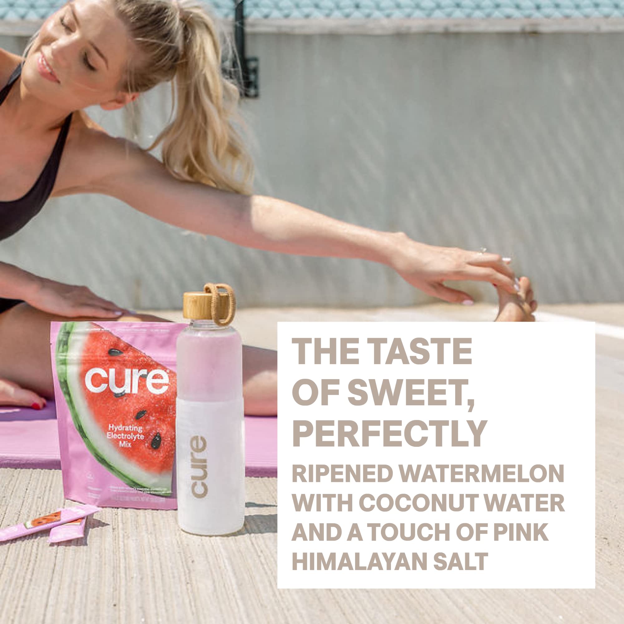 Persona bebiendo Cure Hydration tras entrenamiento, marca ayuda a recuperar electrolitos