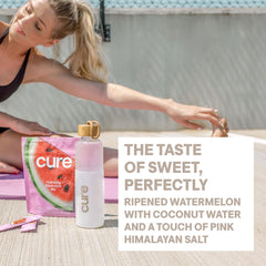 Persona usando Cure Hydration durante entrenamiento para recuperación más rápida