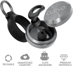 clip CURVD sujetado a una mochila que mantiene los tapones accesibles en viajes
