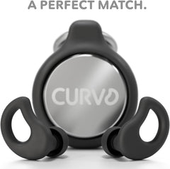 tapones CURVD colocados en la oreja de perfil, demostrando confort para dormir de lado